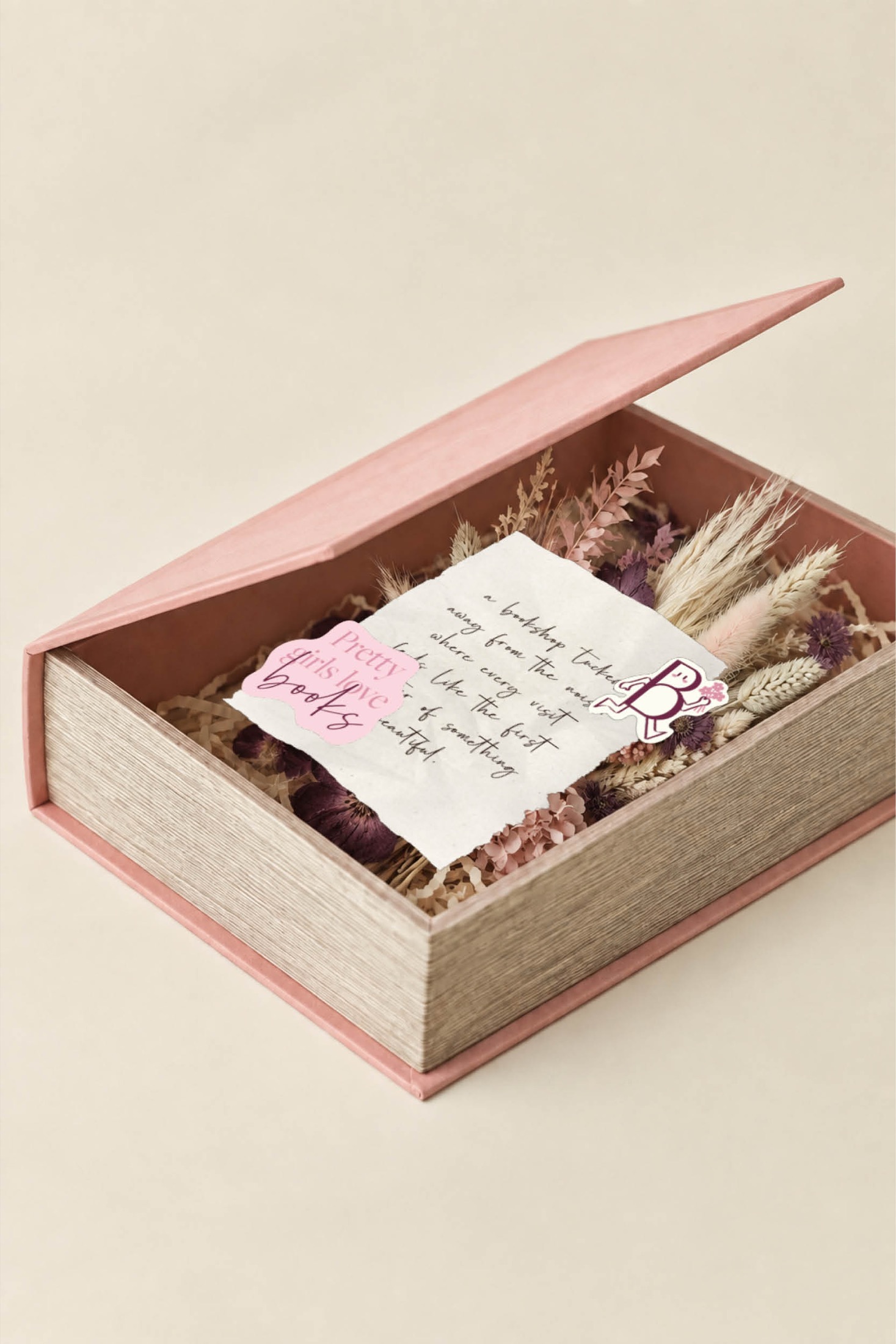 Event box van Blush & Bound geopend met gedroogde bloemen, stickers en een handgeschreven kaartje