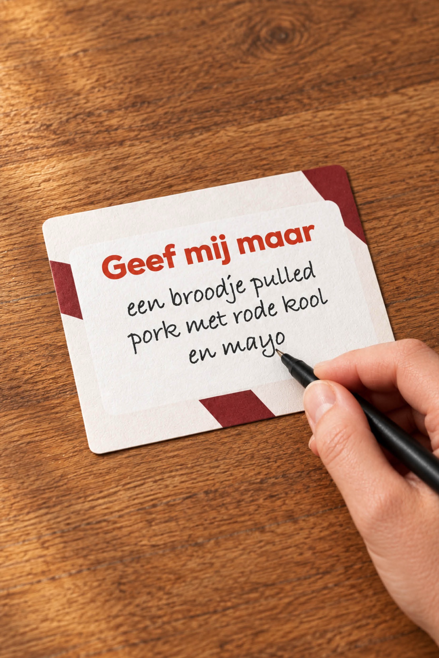 Fysiek inzendkaartje van het Geef mij maar concept — ingevuld met een broodje pulled pork met rode kool en mayo